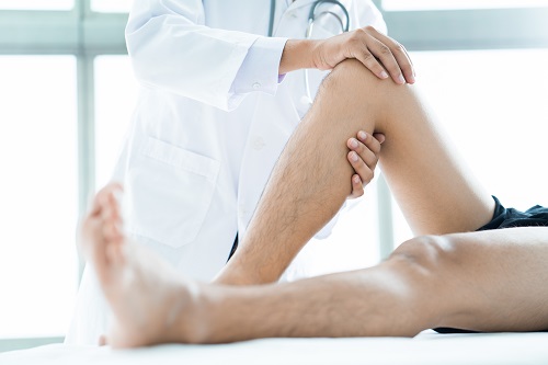 orthopedic-doctor-manipulating-patient-leg